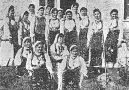 Κορίτσια του συλλόγου Αργοτονεανίδων Καστελλίων με τοπικές ενδυμασίες (1963)